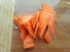 胡萝卜洗净去皮切片