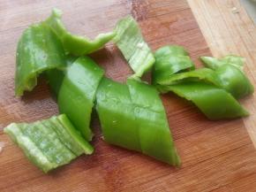 尖辣椒去筋去籽，切片