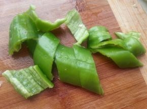 尖辣椒去筋去籽，切片