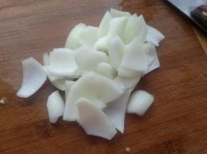 洋葱洗净去皮切片