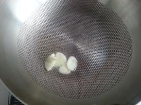 炒锅热油，大葱切片，下葱花炒香