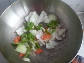 放胡萝卜片、洋葱和青椒煸炒