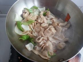 加入料酒、生抽、老抽、糖、醋、盐煸炒至所有食材熟透，淀粉加水调和，淋在食材上，翻炒几下就可出锅