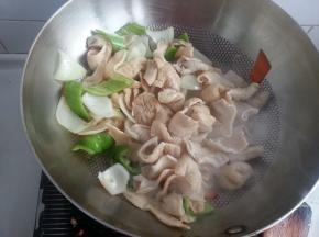 加入料酒、生抽、老抽、糖、醋、盐煸炒至所有食材熟透，淀粉加水调和，淋在食材上，翻炒几下就可出锅