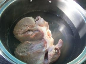 猪心洗净从中间切开，洗去血水，入锅中焯一下