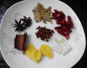 准备好辅料：八角、 香叶、 桂皮，姜切片，葱白 、干辣椒、花椒
