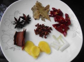 准备好辅料：八角、 香叶、 桂皮，姜切片，葱白 、干辣椒、花椒
