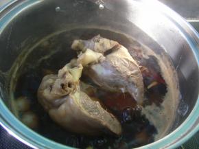 焯水后的猪心放入锅中，加入清水，大火煮开后撇去浮渣。加入葱姜、 八角 桂皮、 香叶，老抽、 料酒入锅，转文火煮至30分钟后，加入盐再继续煮1小时，捞出凉透