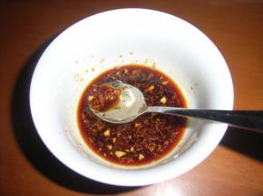 制作调味汁：大蒜剁成茸放入碗中，加入生抽、 醋 、鸡精、 胡椒粉搅拌均匀