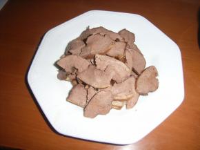 晾凉后的猪心切薄片