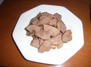 晾凉后的猪心切薄片