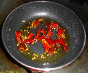 锅中放油，下入花椒和辣椒碎小火煸炒出红油，趁热倒入事先调好的调味汁，翻炒成麻辣料汁