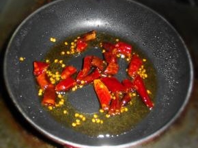 锅中放油，下入花椒和辣椒碎小火煸炒出红油，趁热倒入事先调好的调味汁，翻炒成麻辣料汁