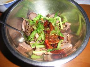 把猪心薄片放入碗中，将芹菜段撒在猪心片上，浇上麻辣汁搅拌均匀