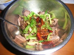 把猪心薄片放入碗中，将芹菜段撒在猪心片上，浇上麻辣汁搅拌均匀