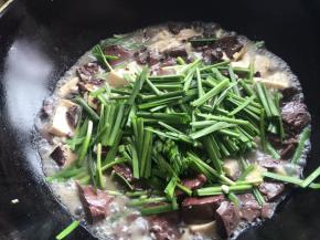 把韭菜条倒入锅中，放上适量盐，翻炒入味