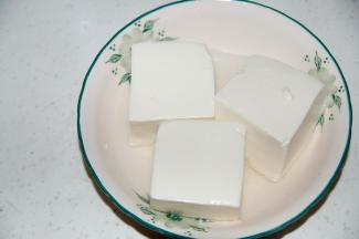 豆腐切块，放入锅中