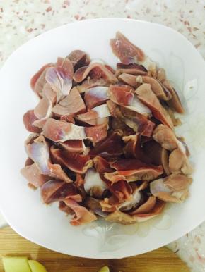 鸡胗洗净去腥，切成块状
