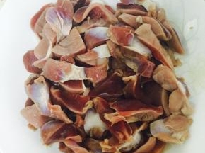 鸡胗洗净去腥，切成块状
