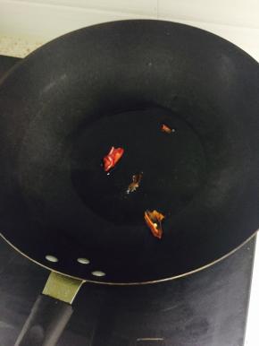 炒锅热油，油热后等油温下降放干辣椒煸炒，油温过高辣椒会炒黑