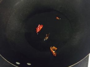 炒锅热油，油热后等油温下降放干辣椒煸炒，油温过高辣椒会炒黑
