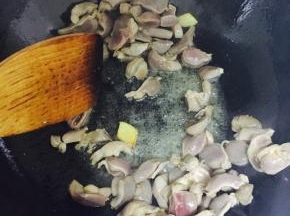 锅中放姜片和鸡胗，翻炒至变色