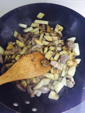 加入土豆块，翻炒几下后放东北大酱，翻炒入味