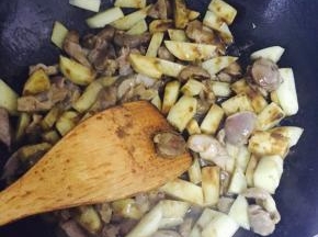 加入土豆块，翻炒几下后放东北大酱，翻炒入味