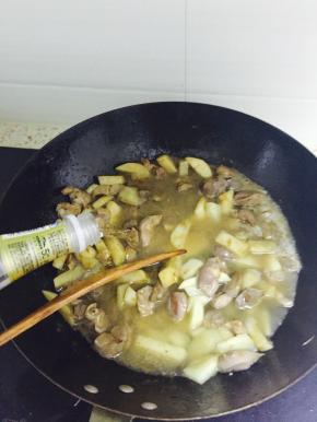 加水没过鸡胗，放入适量料酒、盐、白糖进行调味提鲜，大火煮开之后转小火慢炖