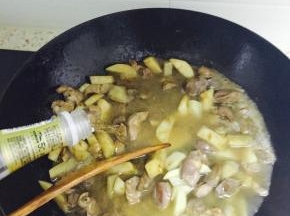 加水没过鸡胗，放入适量料酒、盐、白糖进行调味提鲜，大火煮开之后转小火慢炖