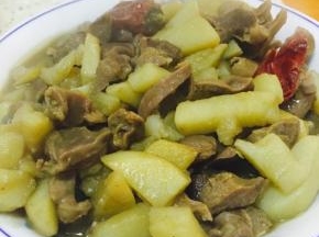 等到锅中的土豆炖成烂软，就可以开大火收汁，出锅装盘，鸡胗脆爽、土豆软糯，酱香可口