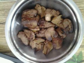 新鲜鸡肝洗净，放入开水煮透，水中放入大料，盐，醋去腥，捞出沥干备用