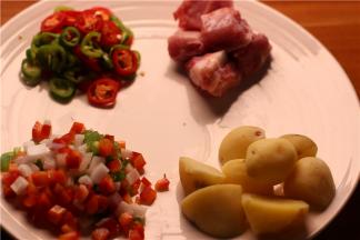 准备材料，土豆和排骨，土豆洗净切块备用，排骨切块备用。