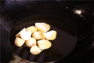 土豆拌上生粉，炸制金黄，备用。