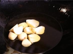 土豆拌上生粉，炸制金黄，备用。