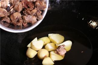 排骨要加料酒腌制半小时。然后用卤水煮熟，倒入已经炸好的土豆锅里。