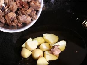 排骨要加料酒腌制半小时。然后用卤水煮熟，倒入已经炸好的土豆锅里。