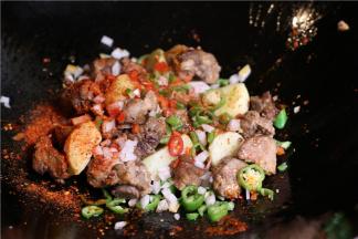 准备葱姜蒜.锅内加油，加青椒段、辣椒段炒香。