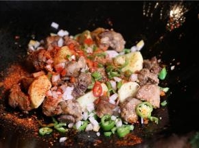 准备葱姜蒜.锅内加油，加青椒段、辣椒段炒香。