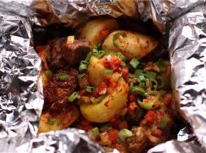 炒一分钟后，调入辣椒粉、酱油、盐和白糖，用大火翻炒1分钟即可出锅。