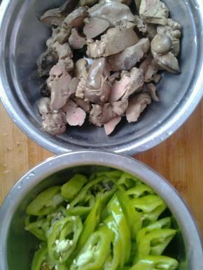 将青椒切丝，鸡肝切片