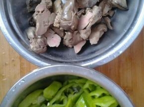 将青椒切丝，鸡肝切片
