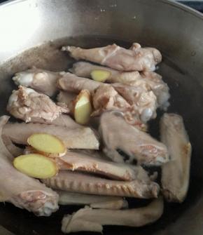 鸭翅清洗干净，放入锅中焯去血沫，拔掉表面的杂毛