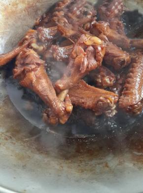 用筷子扎鸭翅，可以扎透就说明煮好了