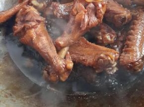 用筷子扎鸭翅，可以扎透就说明煮好了