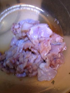 将牛蛙去皮切块洗净，放入适量料酒，撒上两小勺盐腌制十分钟