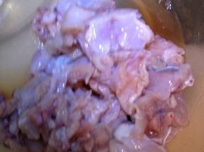 将牛蛙去皮切块洗净，放入适量料酒，撒上两小勺盐腌制十分钟