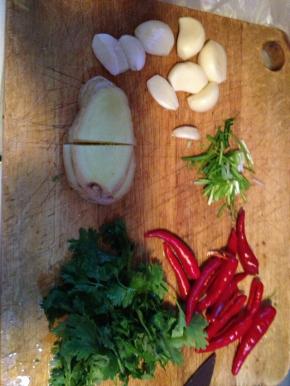 香葱切段，生姜切片，蒜头去皮，红椒去籽，香菜洗净备用