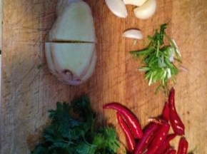 香葱切段，生姜切片，蒜头去皮，红椒去籽，香菜洗净备用