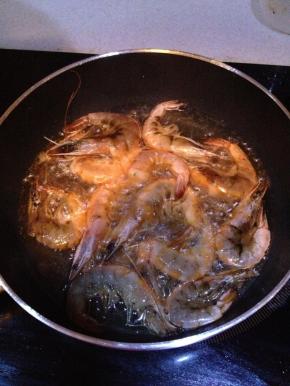 将虾放入油锅中慢火温煎2分钟，出锅沥干油备用